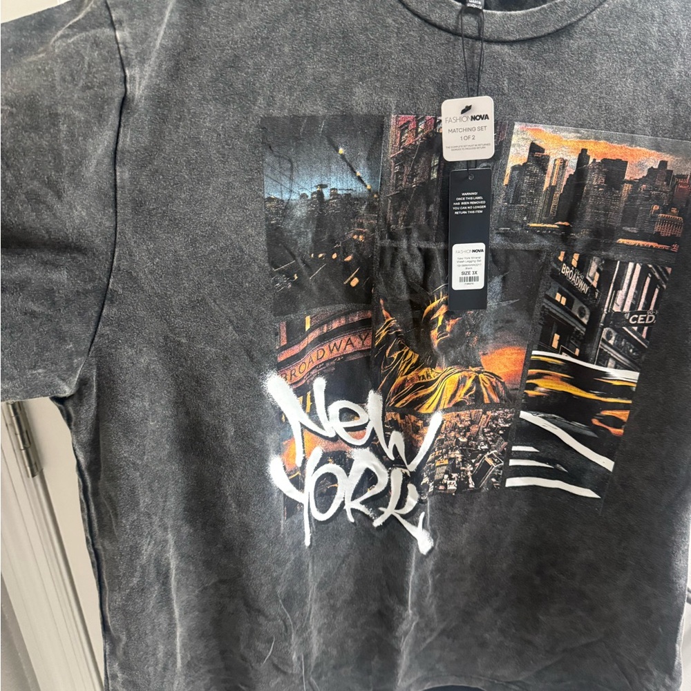 Fashion Nova New York Graphic Tee and Leggings

Women’s top and leggings set-